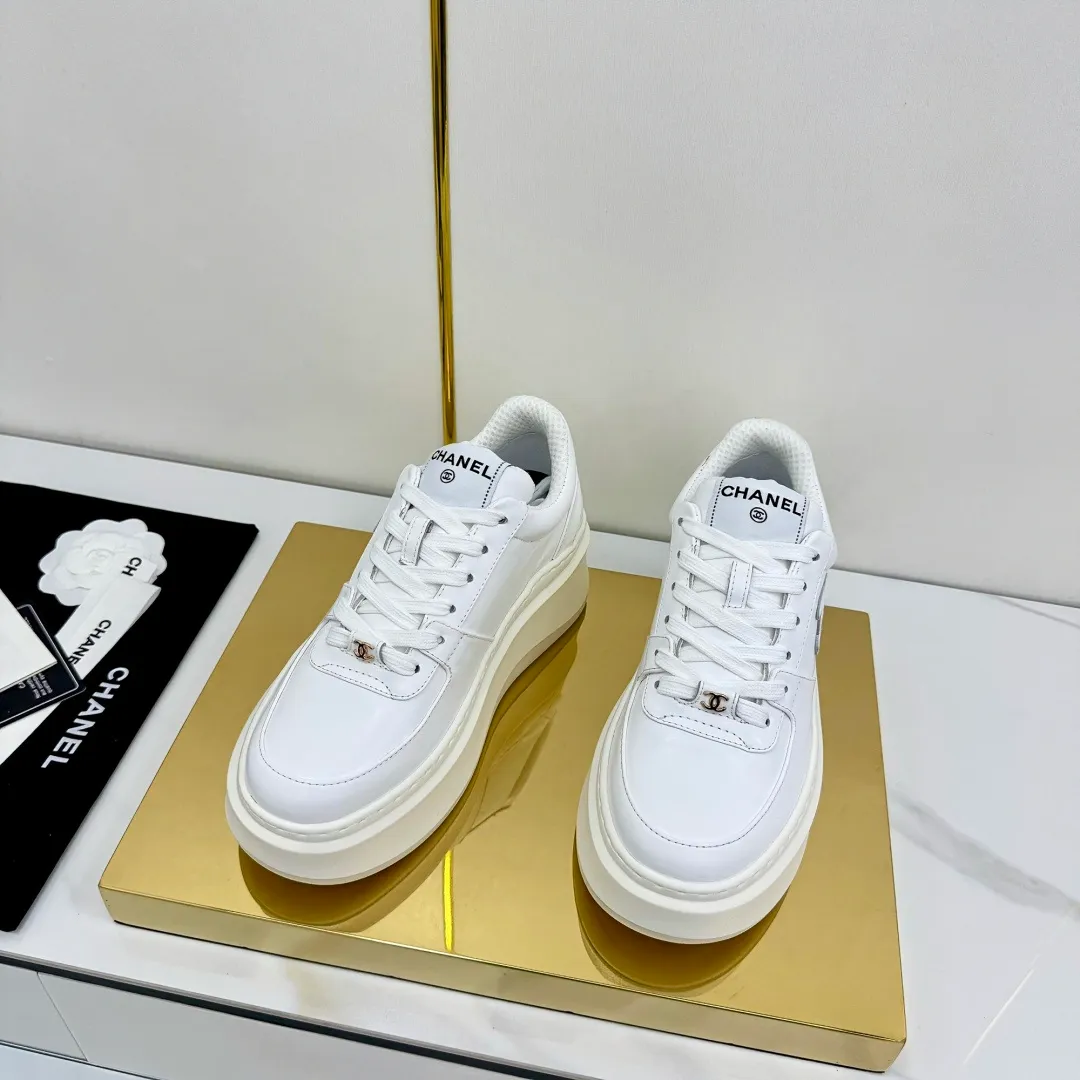 👟👟Ex-factory price 600👟👟 Upgraded version, upgraded version, upgraded version! No rebuttal accepted! ! ! ! Chanel Chanel panda shoes! 2025 counter's top casual sports shoes. This classic design; the upper is electro-embroidered with a variety of techniques; the outsole is fashionable and sporty; the unusual inclusion of a variety of color matching elements... The diversified mix and match is very good-looking and versatile, and can be used for leisure, fashion, sports, and outdoor... ꫛꫀꪝ Go➫ Materials: ❶Upper made of: original imported first-layer silk cowhide + original waterproof cloth + original first-layer cowhide ❷Inner lining: Original Yangli+Net ❸Outsole based on: Original TPU combination outsole Counter boutique packaging complete set for women 35–41 👉 👉 👉 👉